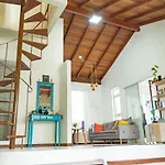 Charmosa casa com piscina e vista para o mar