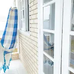 Charmosa casa com piscina e vista para o mar